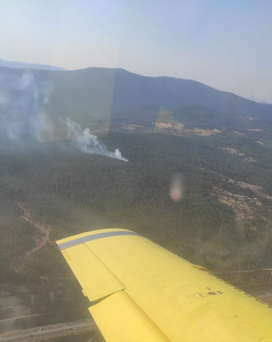 Balıkesir'in Havran ilçesinde ormanlık alanda çıkan yangının kontrol altına alınması için havadan...