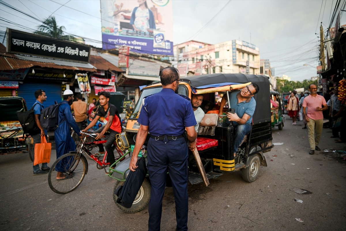 Bangladeş'te devam eden şiddet olayları nedeniyle hükümet, kamu istihdamındaki reformları protesto...