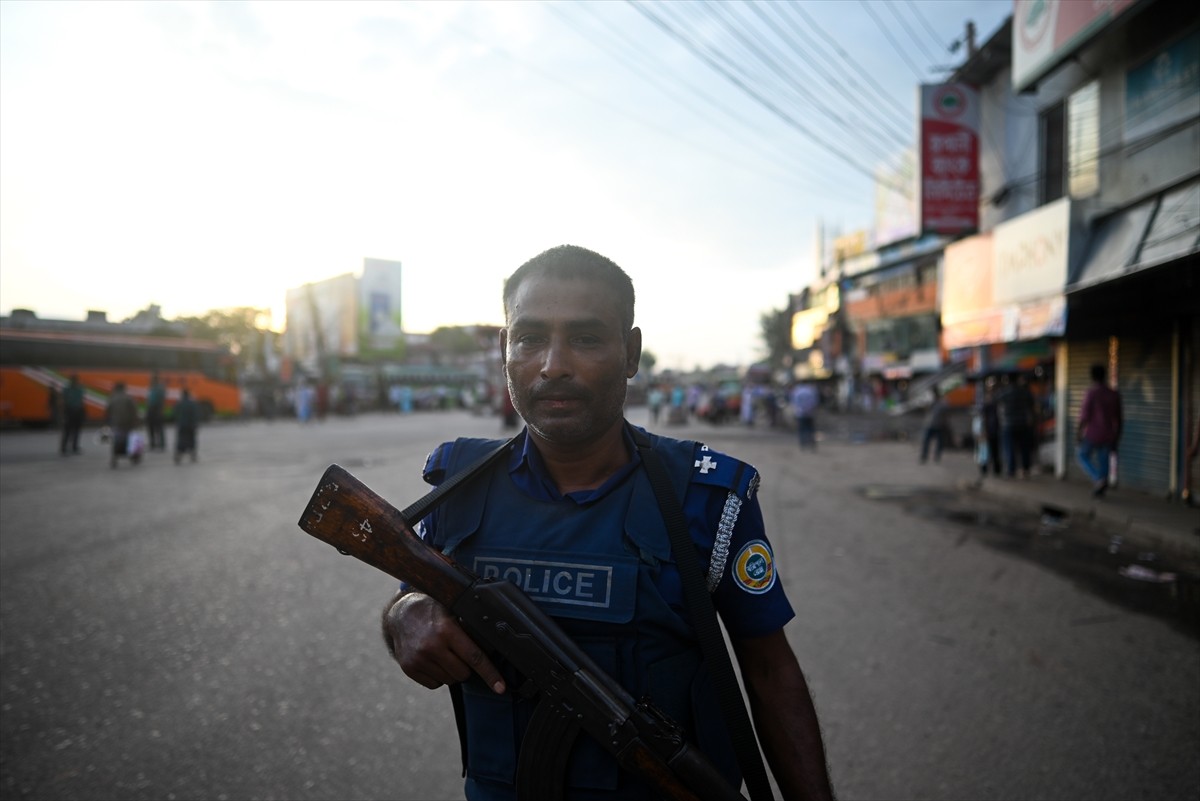 Bangladeş'te devam eden şiddet olayları nedeniyle hükümet, kamu istihdamındaki reformları protesto...