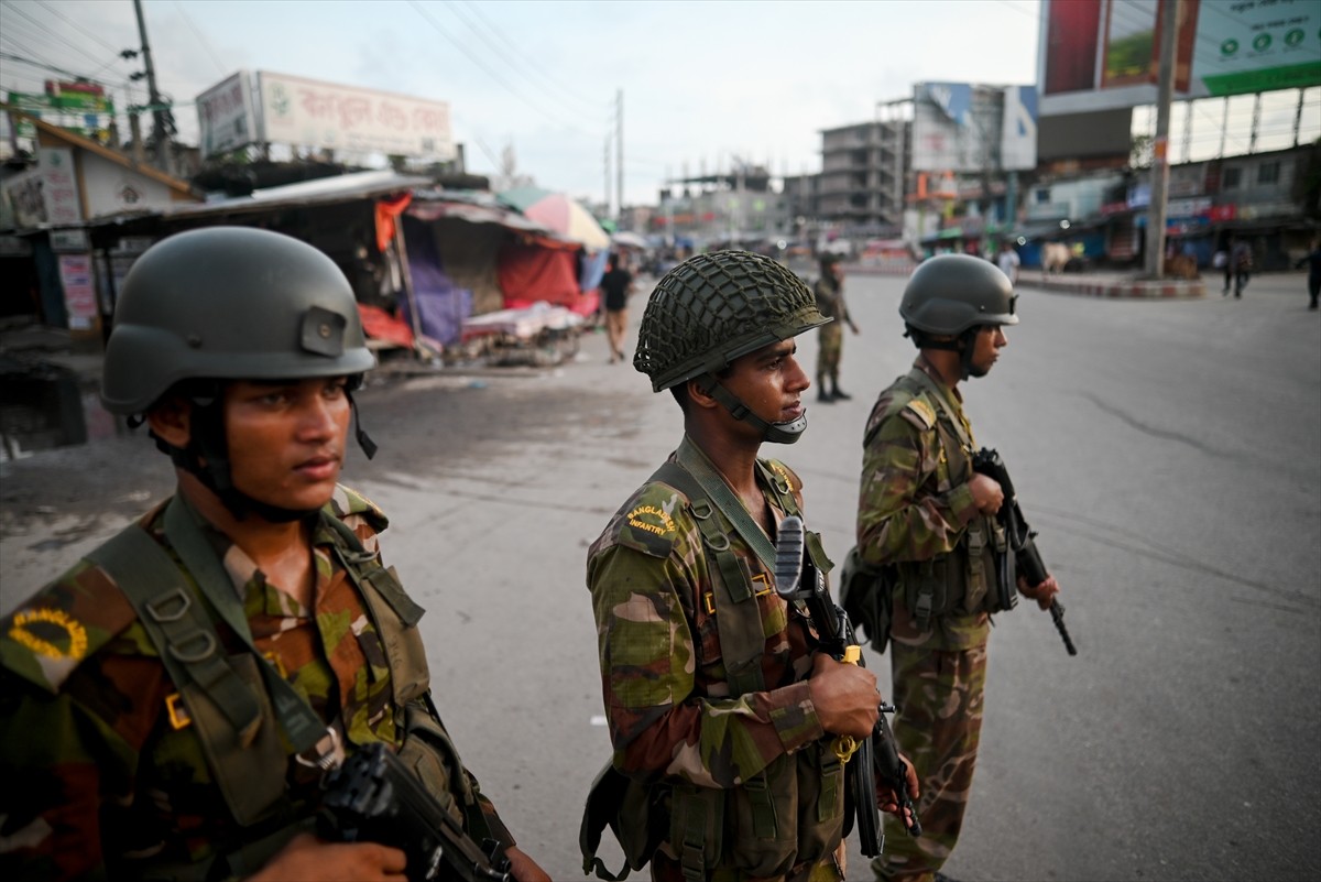Bangladeş'te devam eden şiddet olayları nedeniyle hükümet, kamu istihdamındaki reformları protesto...