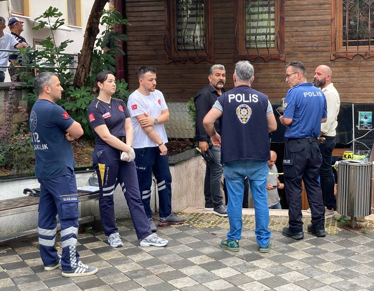 Bartın'da bir kişi kent merkezindeki umuma açık tuvalette ölü bulundu.  İhbar üzerine bölgeye...