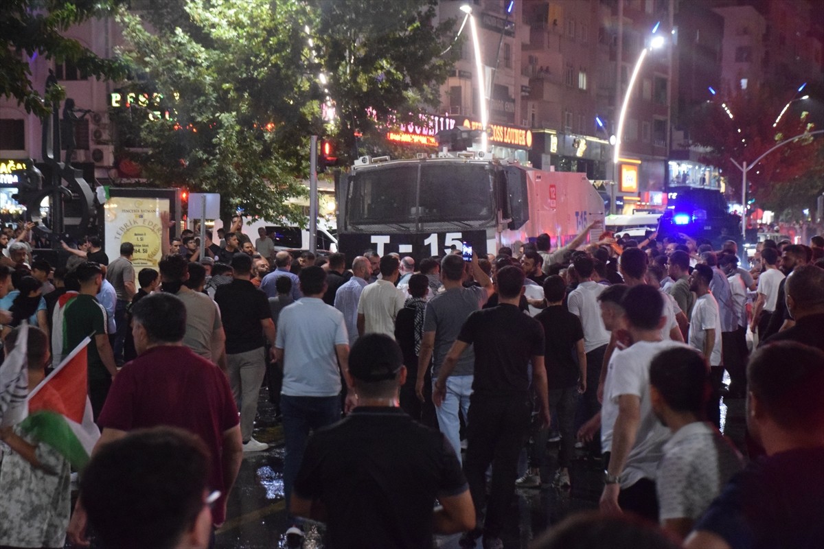 Batman'da bazı sivil toplum kuruluşları, Hamas Siyasi Büro Başkanı İsmail Heniyye suikastını...