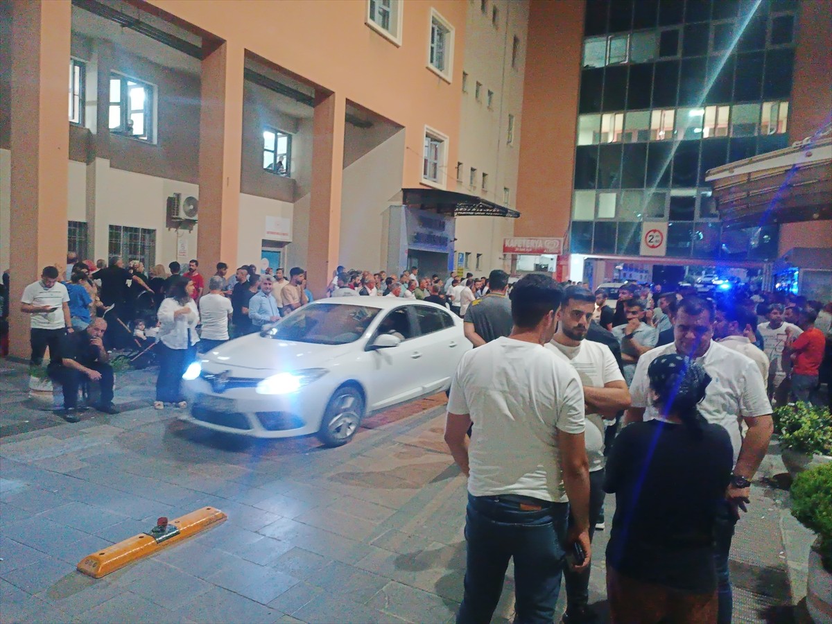 Batman'da düğünden çıkan yayalara hafif ticari aracın çarpması sonucu aynı aileden 2'si çocuk 4...