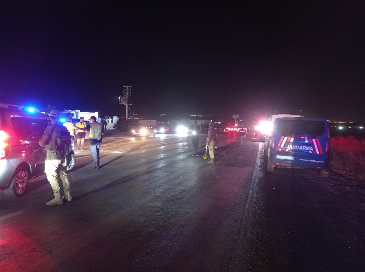 Batman'da düğünden çıkan yayalara hafif ticari aracın çarpması sonucu aynı aileden 2'si çocuk 4...