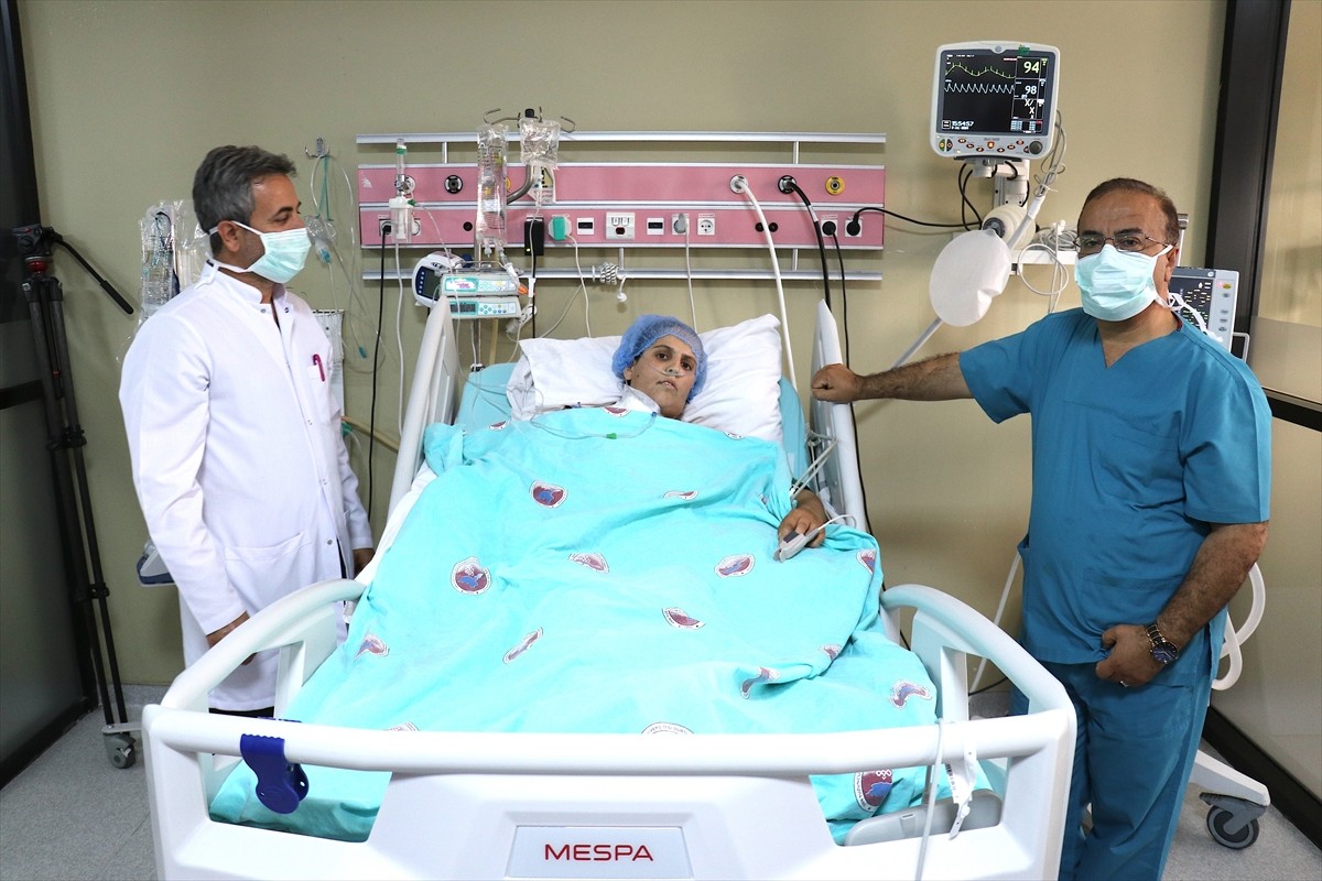 Bitlis'in Tatvan ilçesinde diş ağrısı şikayetiyle kaldırıldığı Van'daki hastanede diş iltihabına...