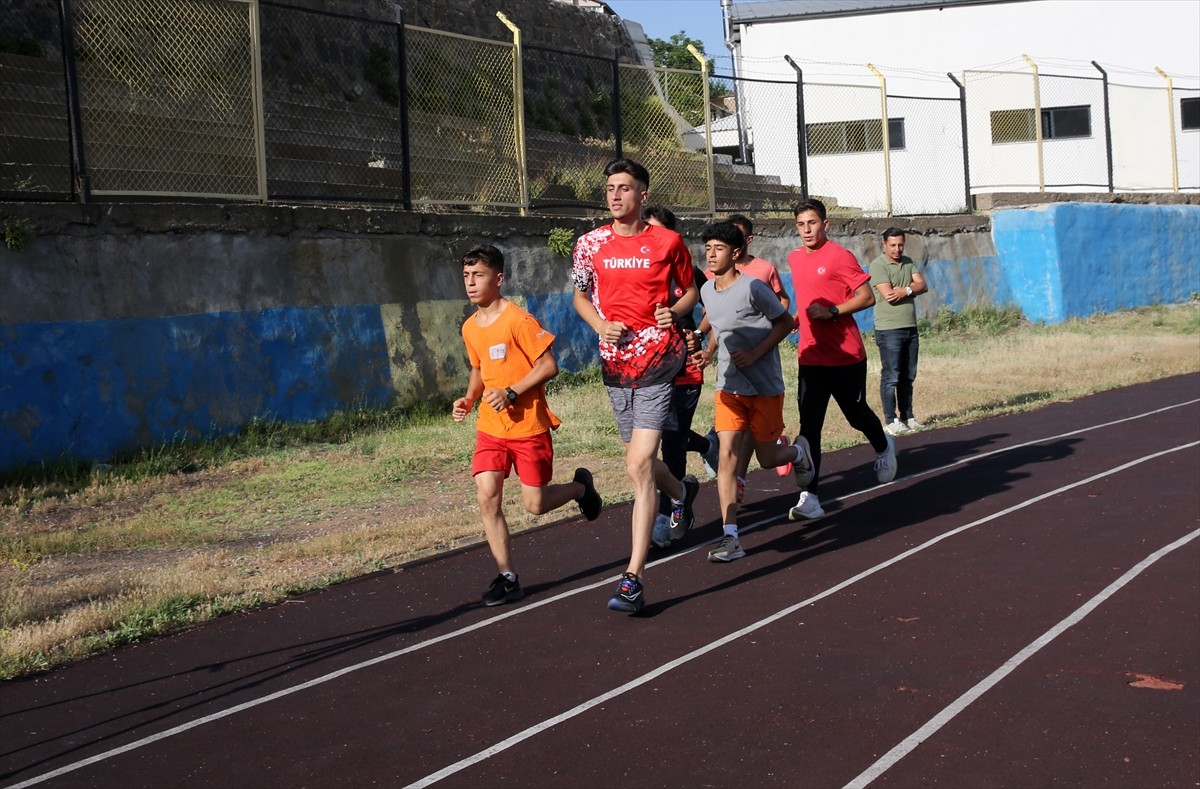 Bitlisli milli atlet Azat Özkan (fotoğrafta), Peru'daki Dünya Atletizm Gençler Şampiyonası'ndan...