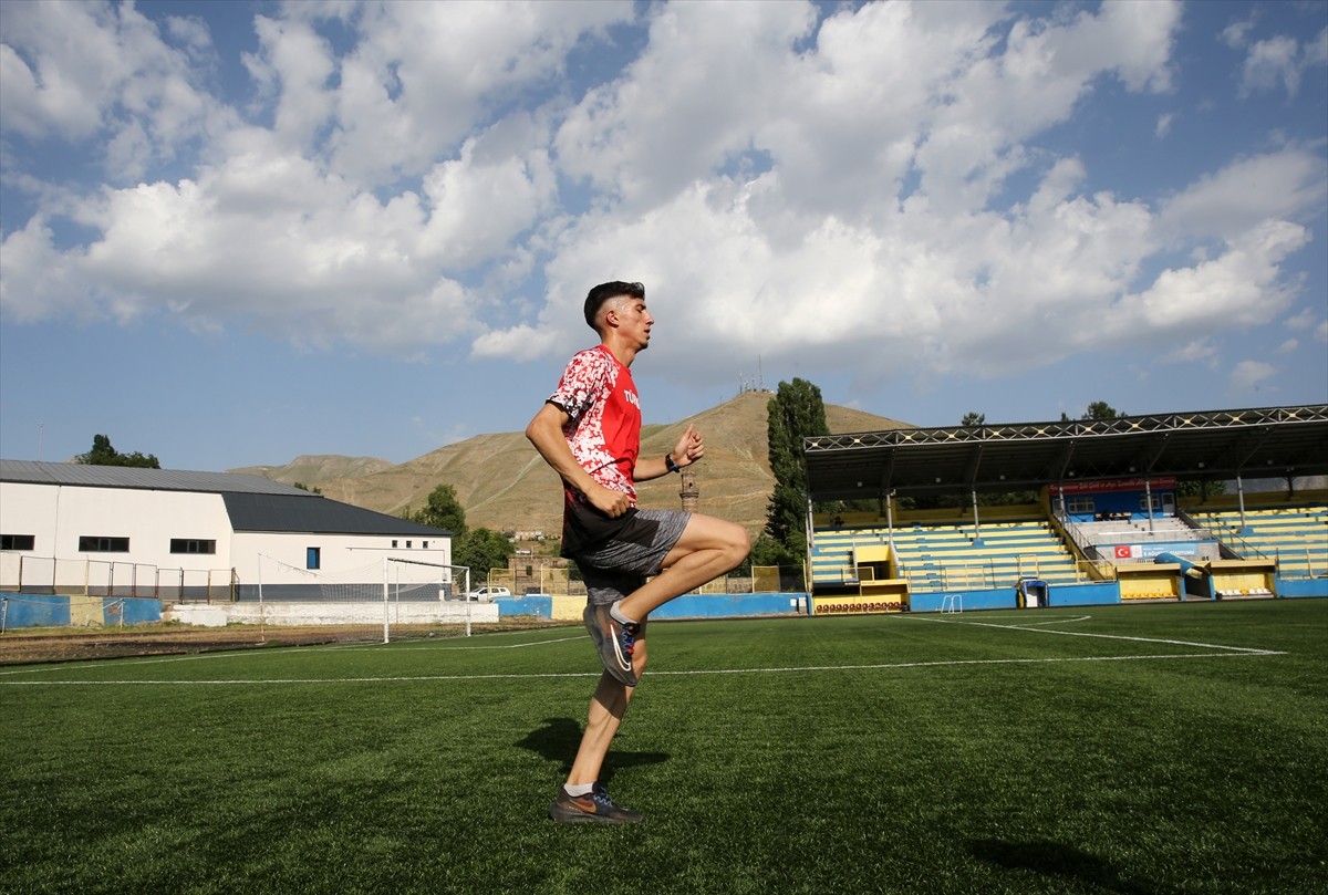 Bitlisli milli atlet Azat Özkan (fotoğrafta), Peru'daki Dünya Atletizm Gençler Şampiyonası'ndan...