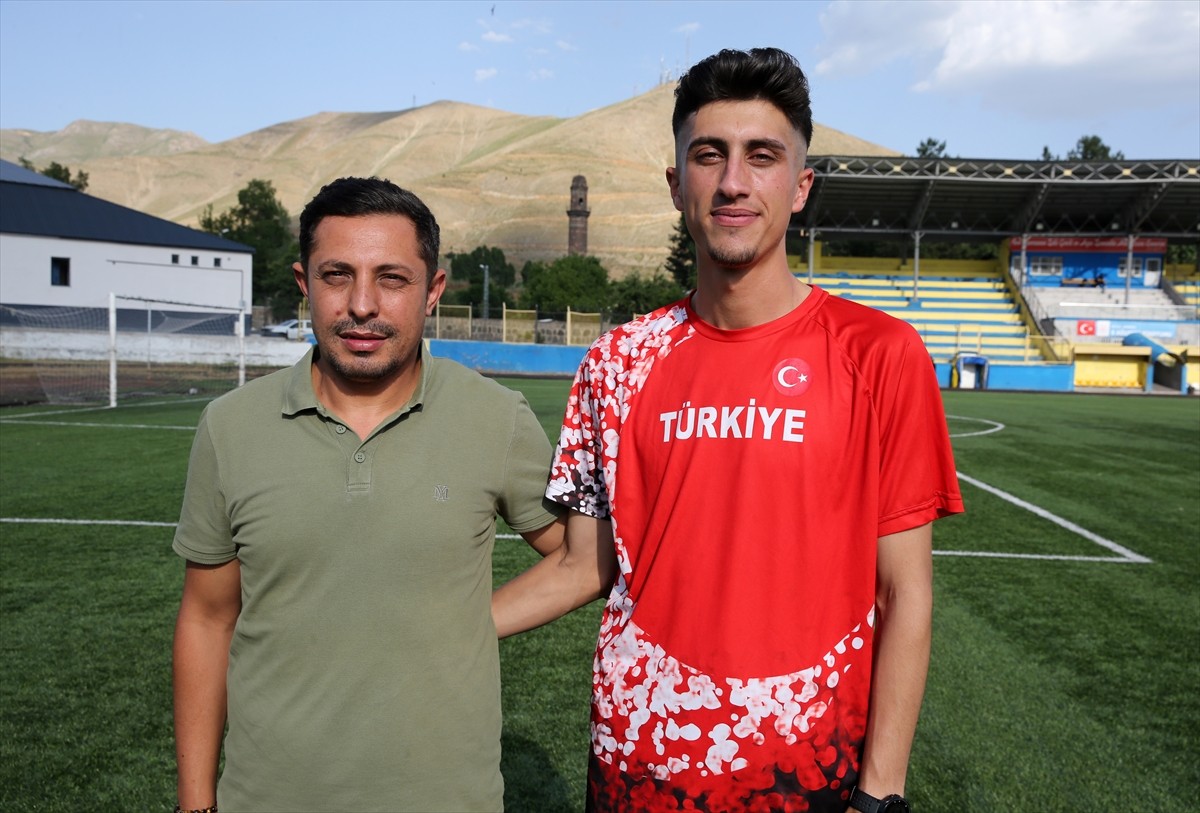 Bitlisli milli atlet Azat Özkan (fotoğrafta), Peru'daki Dünya Atletizm Gençler Şampiyonası'ndan...