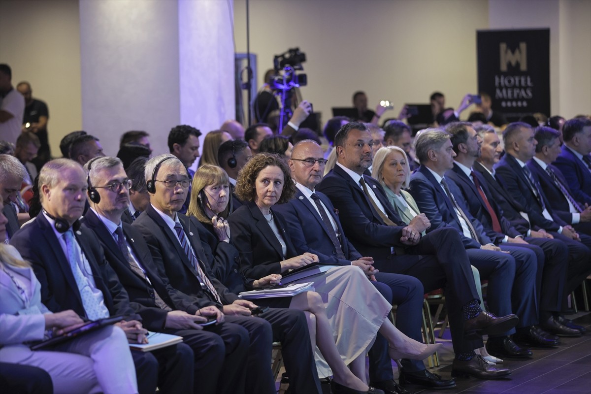 Bosna Hersek'in Mostar şehrinde, Mostar Köprüsü'nün yeniden yapılışının 20'nci yılı dolayısıyla...