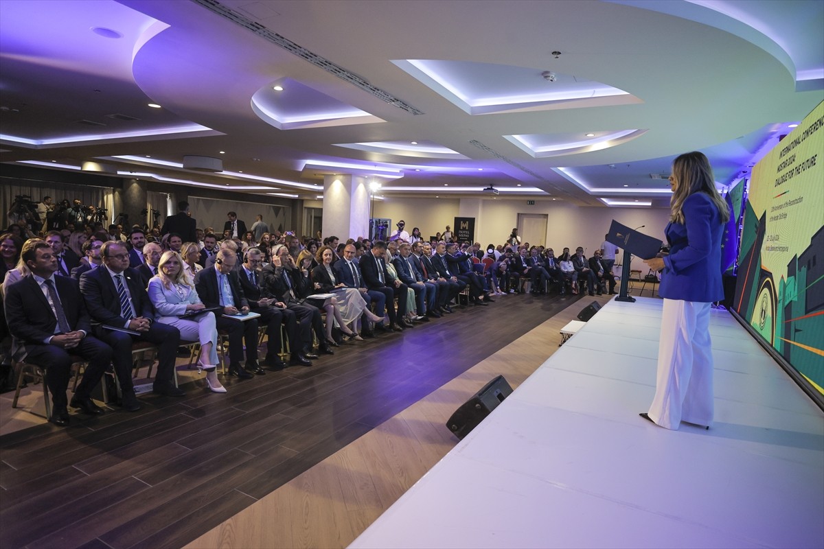 Bosna Hersek'in Mostar şehrinde, Mostar Köprüsü'nün yeniden yapılışının 20'nci yılı dolayısıyla...