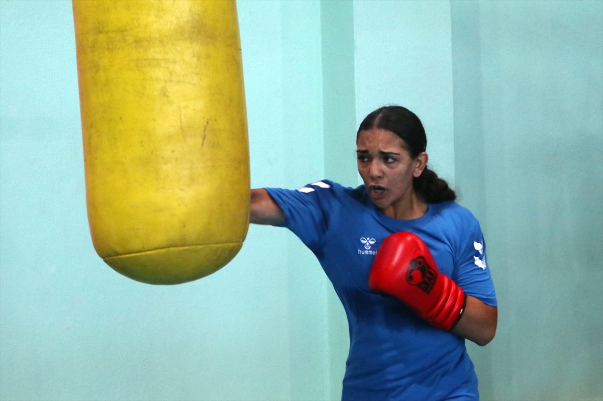 Bosna Hersek'te 1-11 Ağustos'ta düzenlenecek Avrupa Şampiyonası'na Çankırı'da hazırlanan Üst Minik...