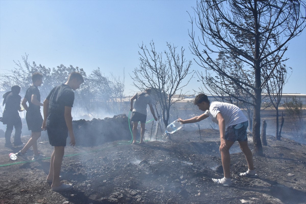Bursa'nın Nilüfer ilçesinde yerleşim alanını tehdit eden anız yangını, ekiplerce kontrol altına...