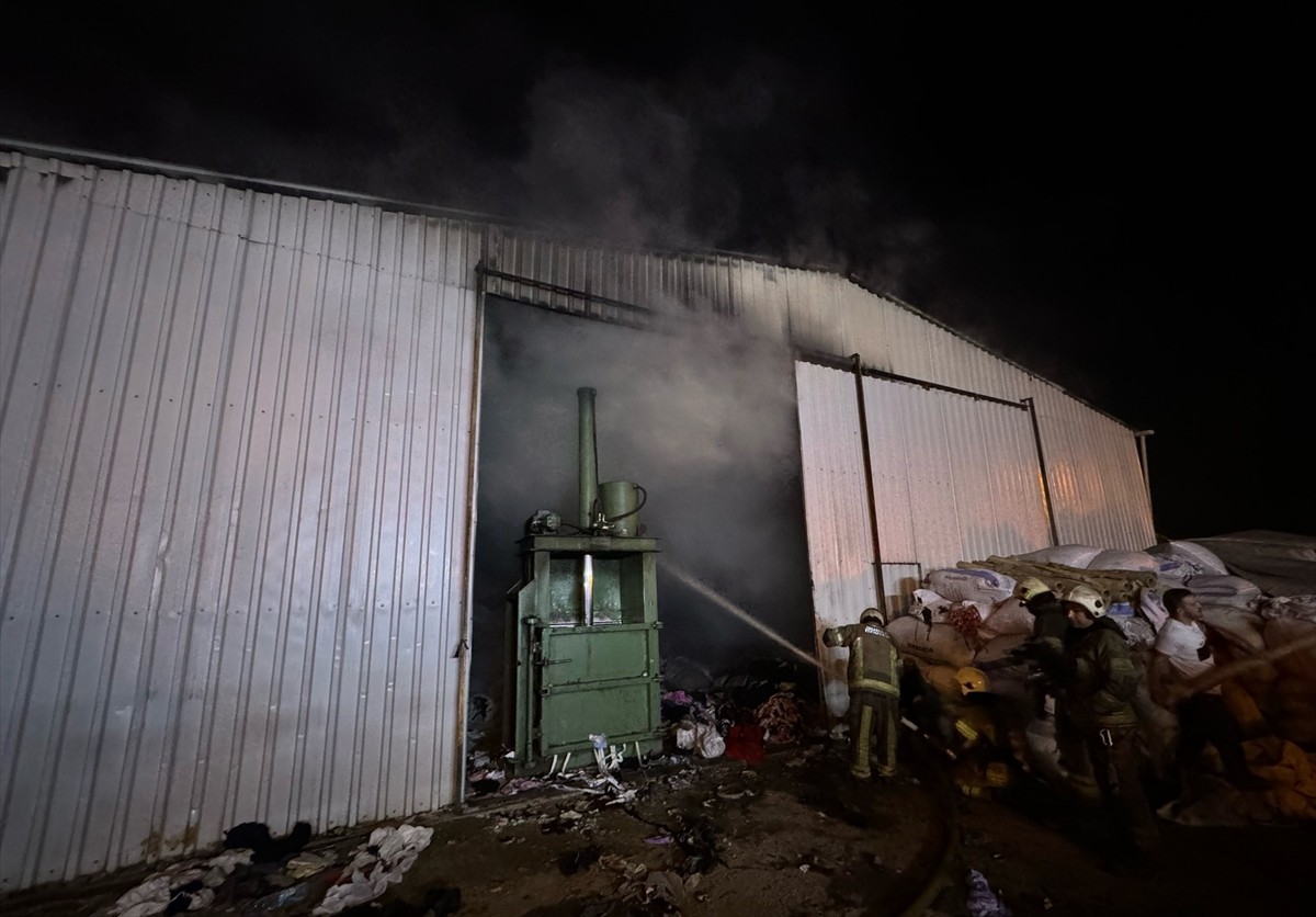 Bursa'nın Yıldırım ilçesinde, kumaş geri dönüşümü yapan tesiste çıkan yangına müdahale...