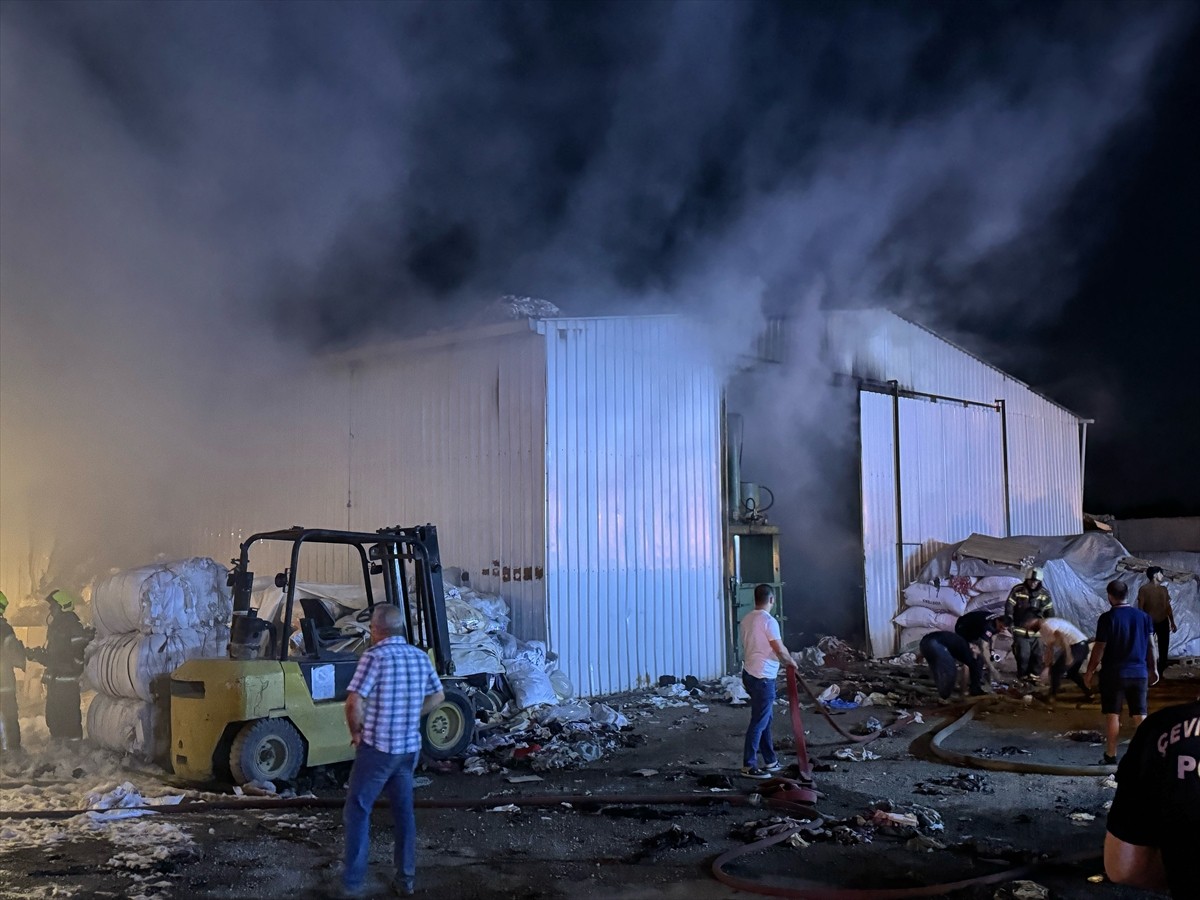 Bursa'nın Yıldırım ilçesinde, kumaş geri dönüşümü yapan tesiste çıkan yangına müdahale...