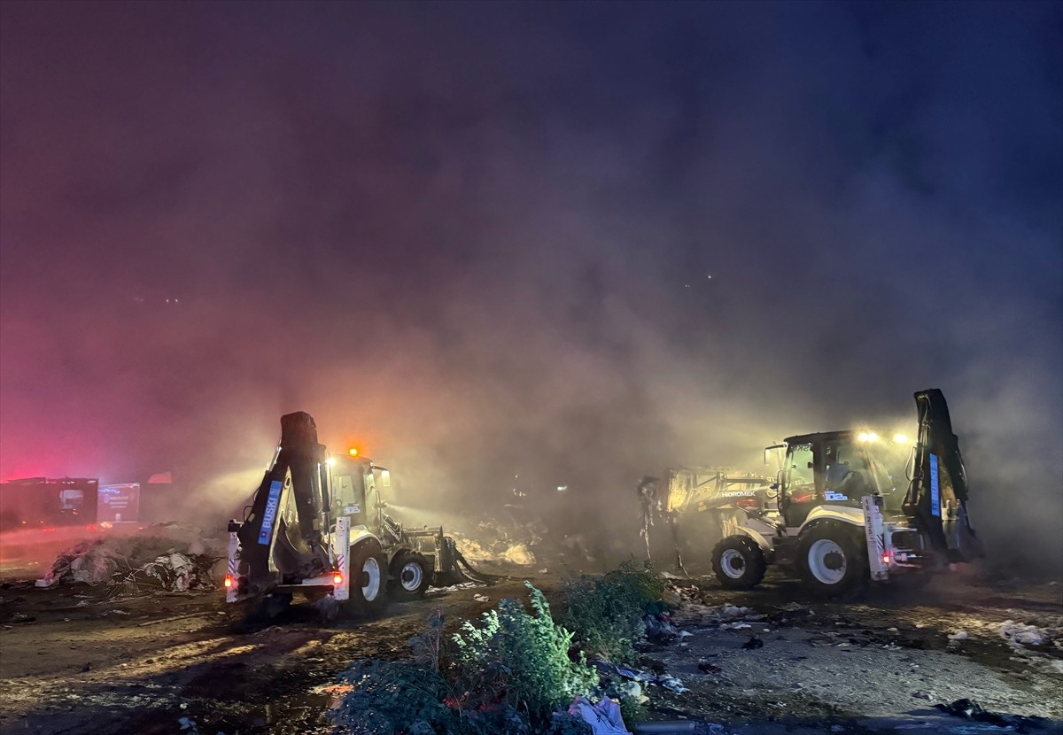 Bursa'nın Yıldırım ilçesinde, kumaş geri dönüşümü yapan tesiste çıkan yangına müdahale...