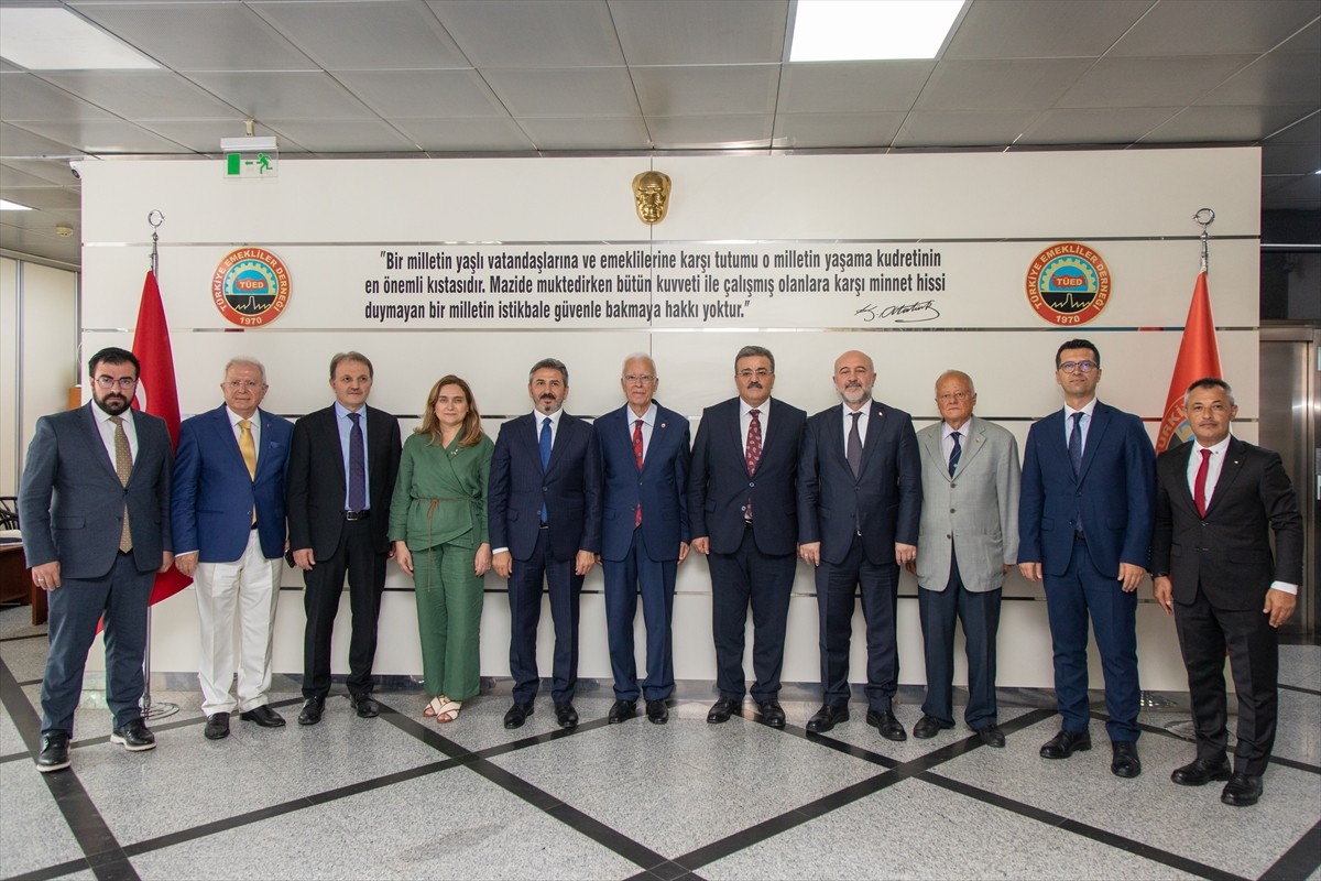 Çalışma ve Sosyal Güvenlik Bakan Yardımcıları Ahmet Aydın (sol 2), Adnan Ertem, Faruk Özçelik...