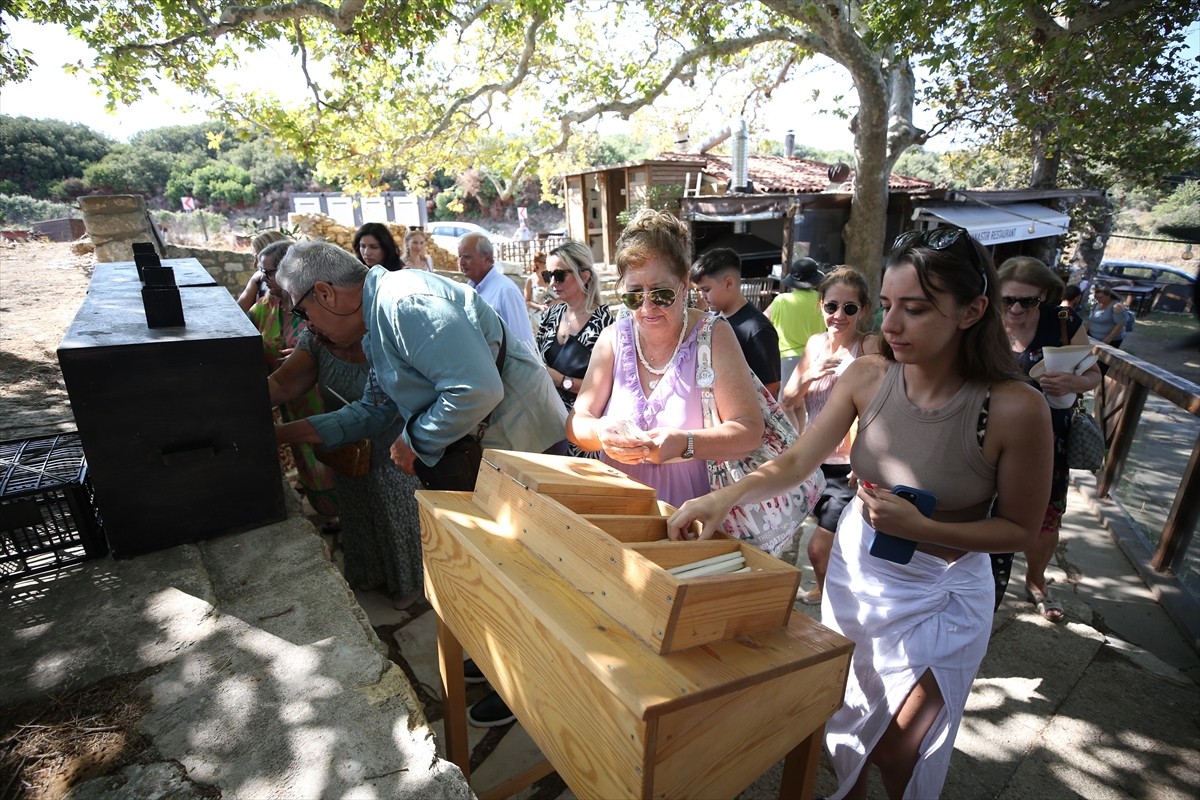 Çanakkale'nin Bozcaada ilçesinde Rumlar, Aya Paraskevi Günü dolayısıyla Ayazma Manastırı'nda...