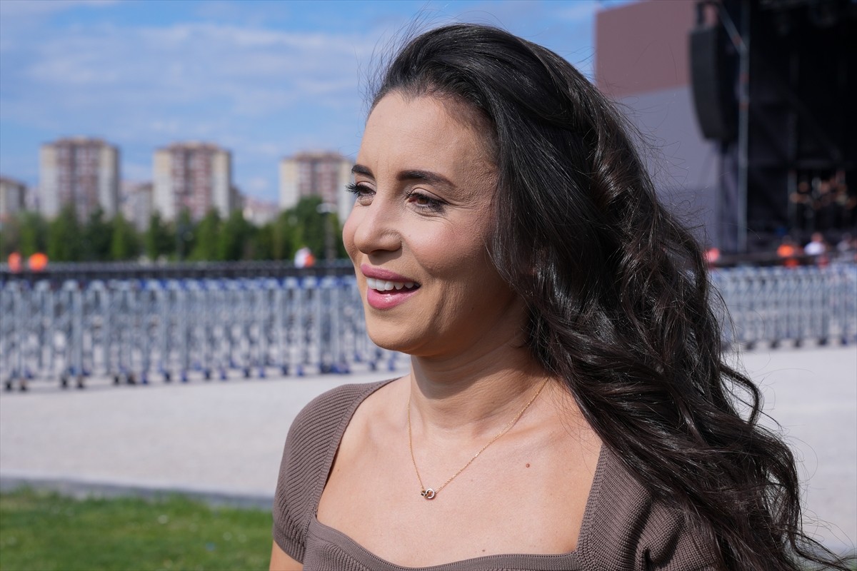 Caz, blues, pop, funk ve elektronik müziği modern tınılarla buluşturan piyanist, besteci, söz...