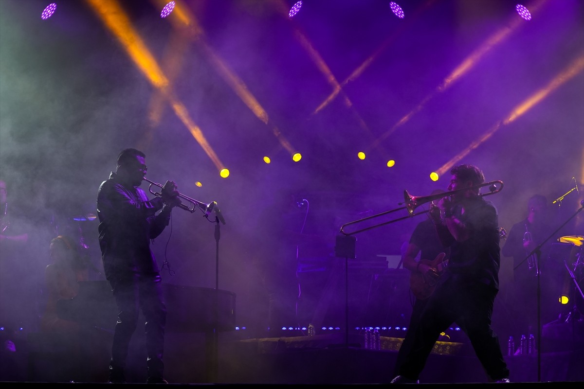 Caz, blues, pop, funk ve elektronik müziği modern tınılarla buluşturan piyanist, besteci, söz...