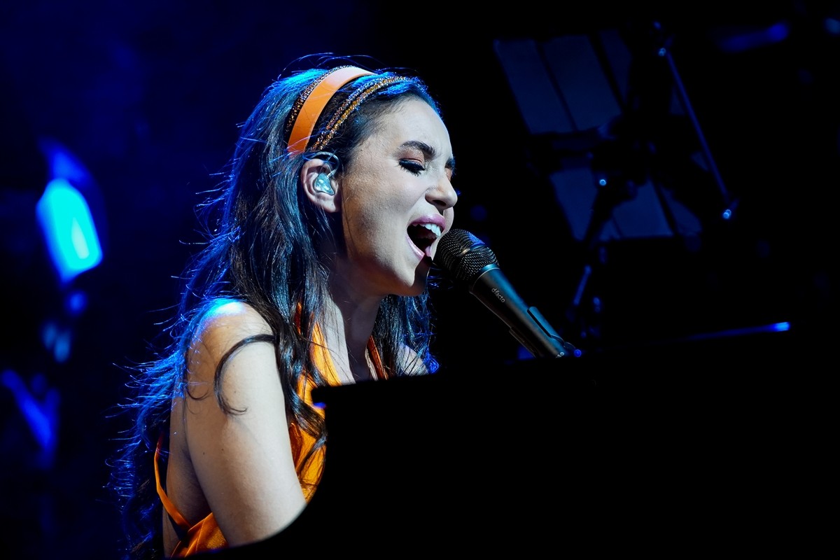 Caz, blues, pop, funk ve elektronik müziği modern tınılarla buluşturan piyanist, besteci, söz...