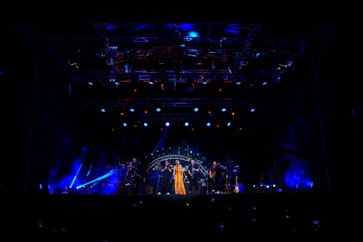 Caz, blues, pop, funk ve elektronik müziği modern tınılarla buluşturan piyanist, besteci, söz...