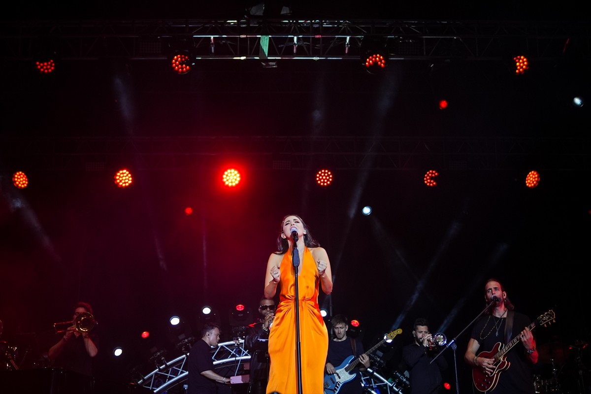 Caz, blues, pop, funk ve elektronik müziği modern tınılarla buluşturan piyanist, besteci, söz...