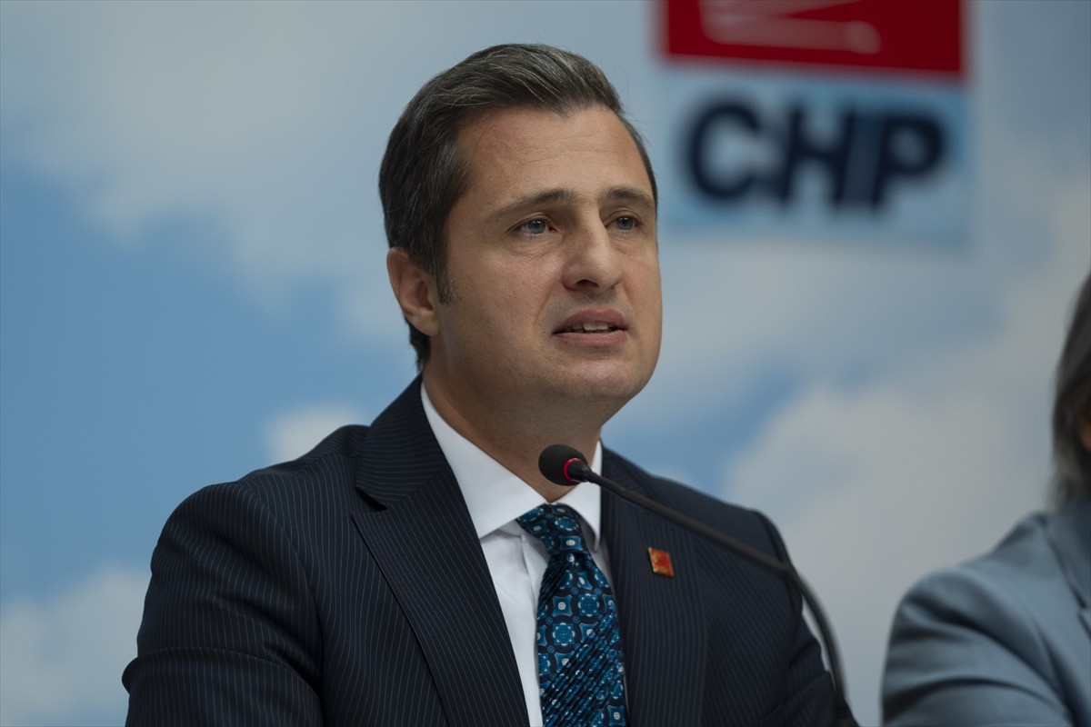 CHP Genel Başkan Yardımcısı ve Parti Sözcüsü Deniz Yücel (ortada), İstanbul Milletvekili Namık...