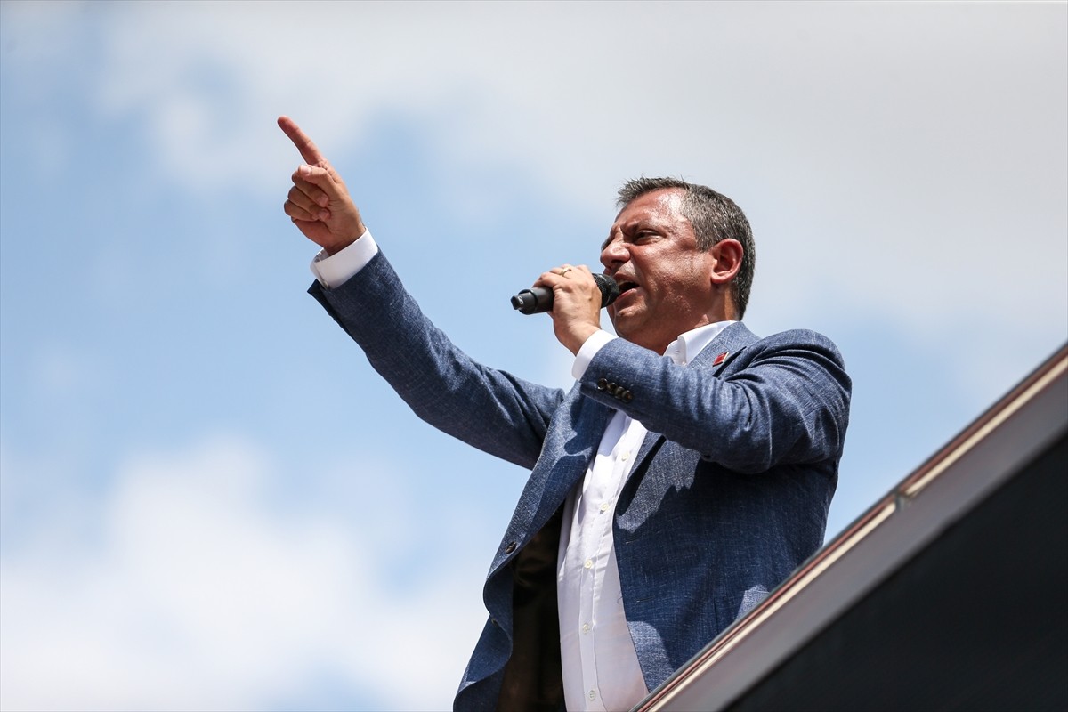 CHP Genel Başkanı Özgür Özel, Balıkesir Büyükşehir Belediyesi önünde vatandaşlara hitap...