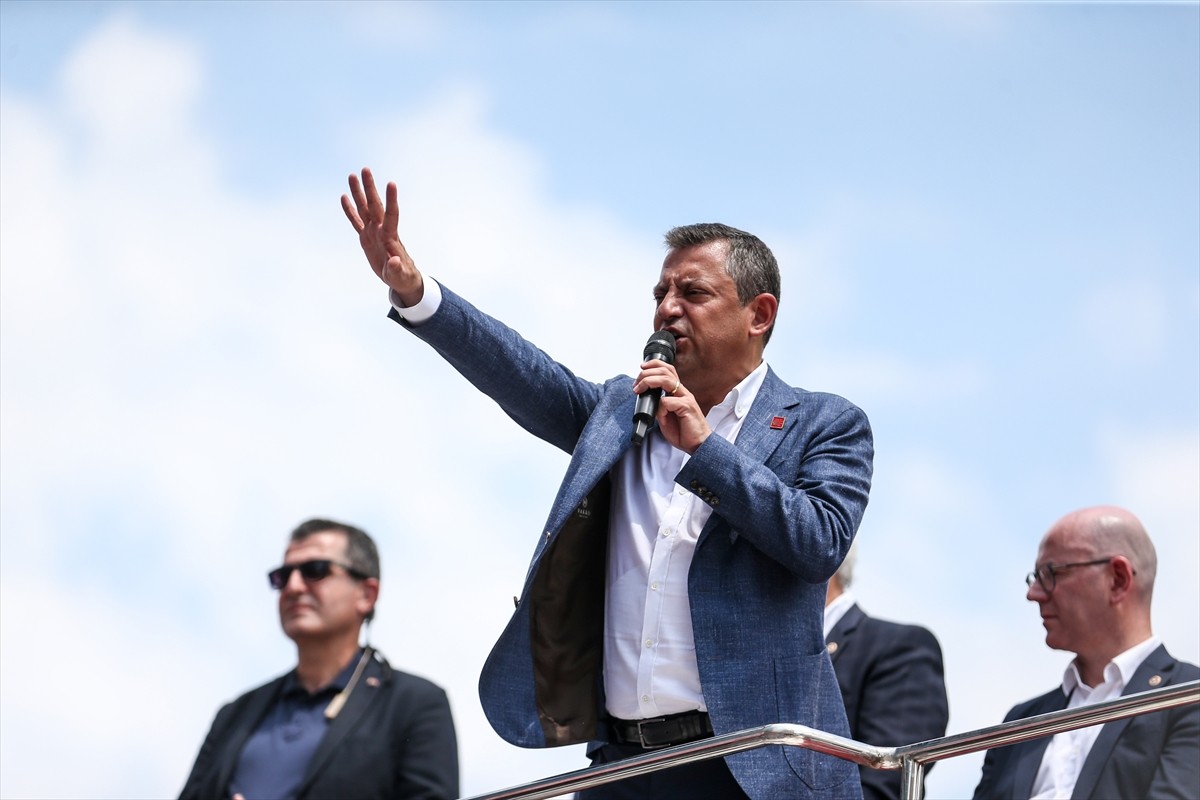 CHP Genel Başkanı Özgür Özel, Balıkesir Büyükşehir Belediyesi önünde vatandaşlara hitap...