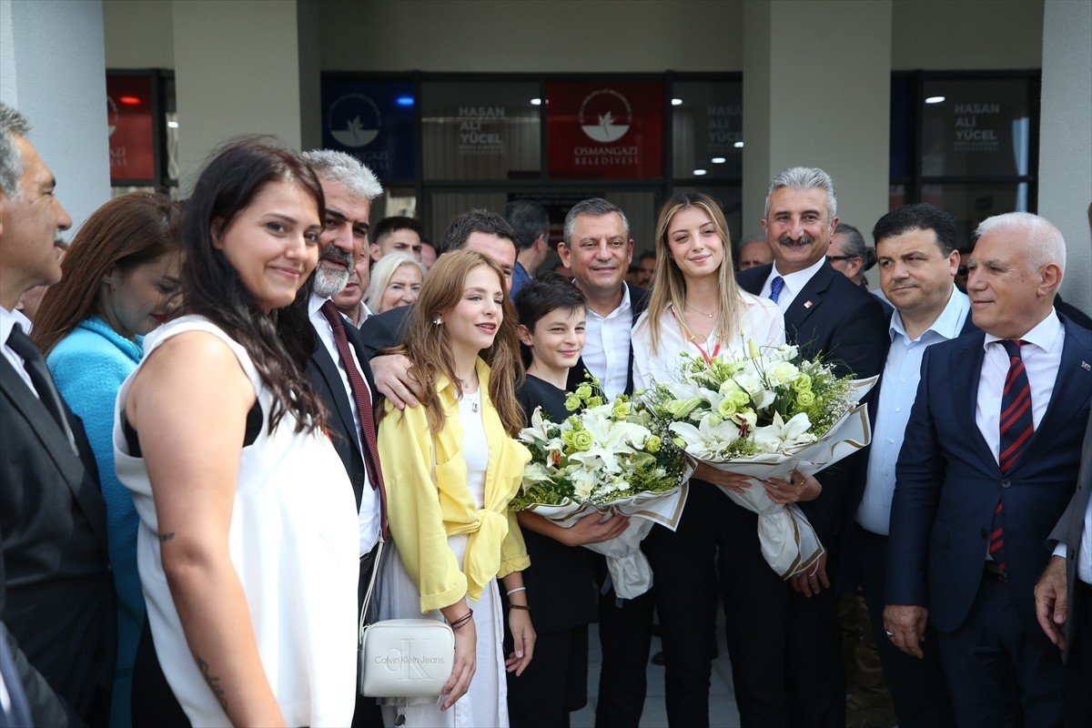 CHP Genel Başkanı Özgür Özel, Bursa'da Osmangazi Belediyesine ziyarette bulundu.