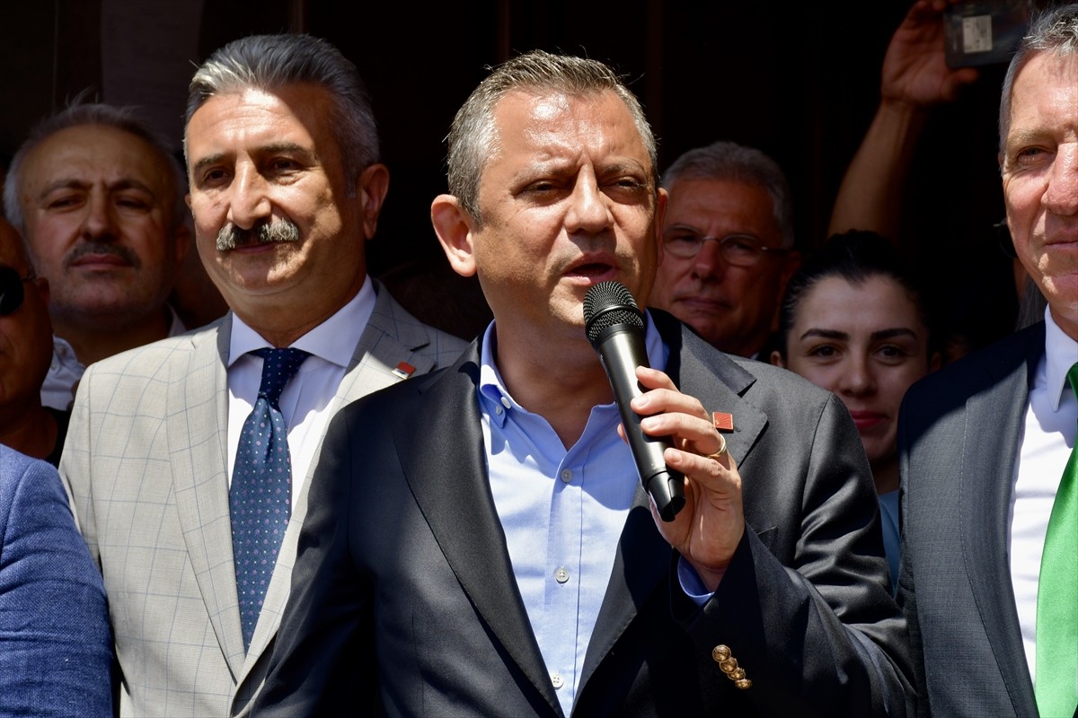 CHP Genel Başkanı Özgür Özel, Bursa'nın Harmancık ilçesinde belediye binası önünde kendisini...