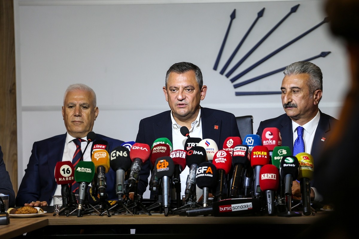 CHP Genel Başkanı Özgür Özel (ortada), CHP Bursa İl Başkanlığını ziyaretinde konuşma yaptı....