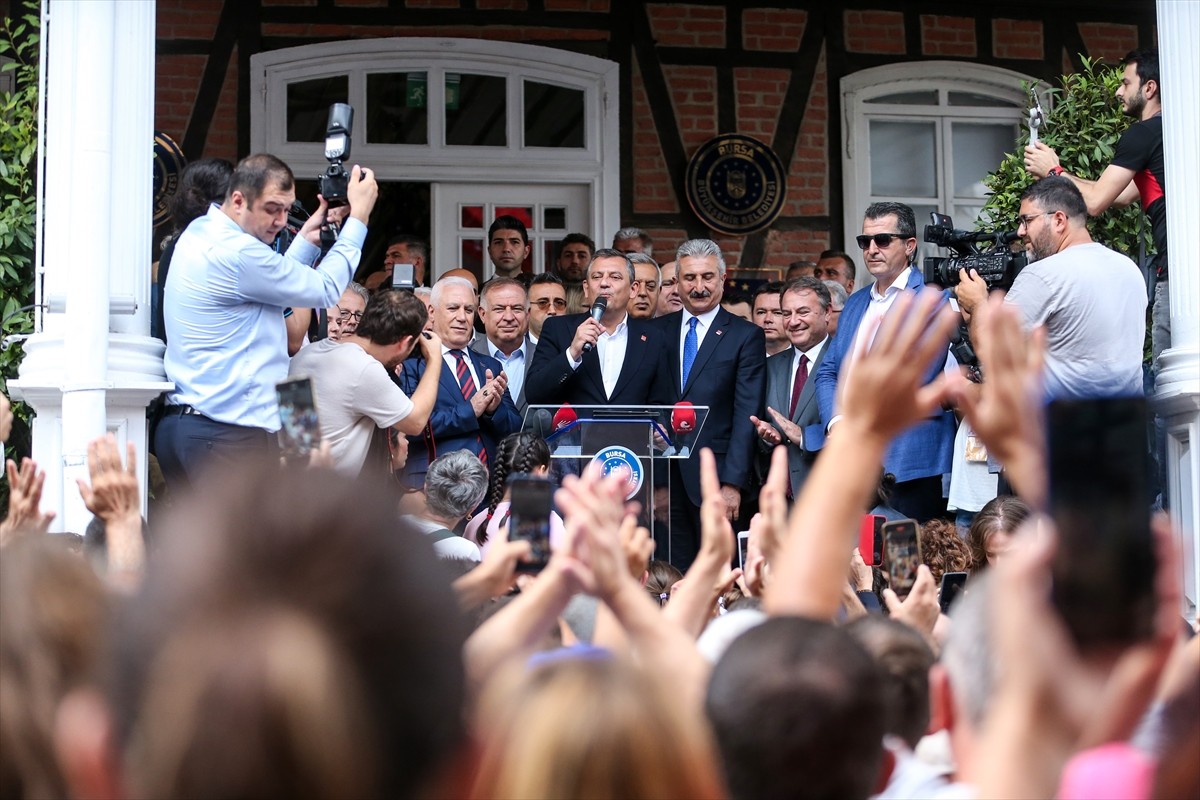 CHP Genel Başkanı Özgür Özel (ortada), CHP Bursa İl Başkanlığını ziyaretinde konuşma yaptı....