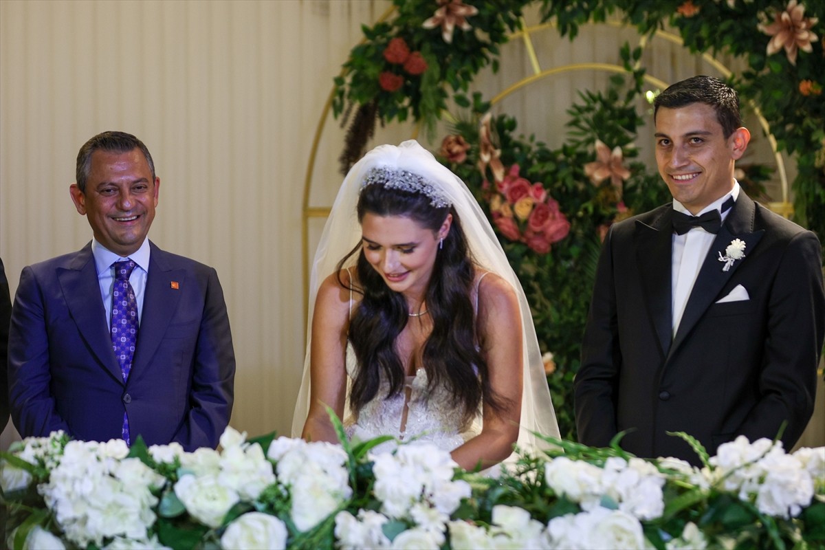 CHP Genel Başkanı Özgür Özel, partisinin Gençlik Kolları Genel Başkanı Gençosman Killik'in düğün...