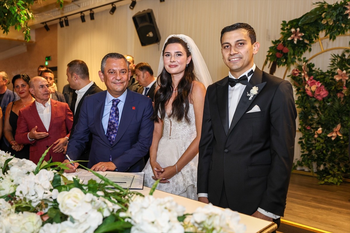 CHP Genel Başkanı Özgür Özel, partisinin Gençlik Kolları Genel Başkanı Gençosman Killik'in düğün...