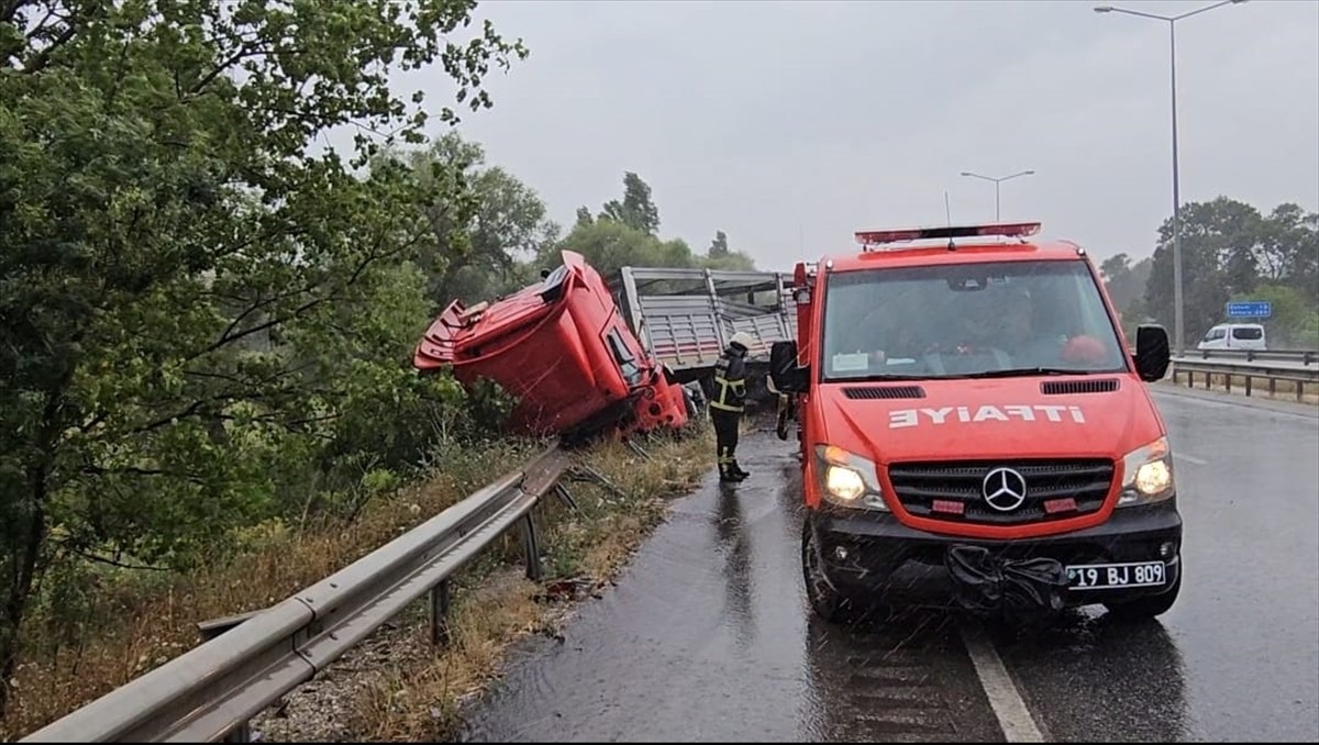 Çorum-Samsun kara yolunda peş peşe meydana gelen iki trafik kazasında 4 kişi yaralandı.