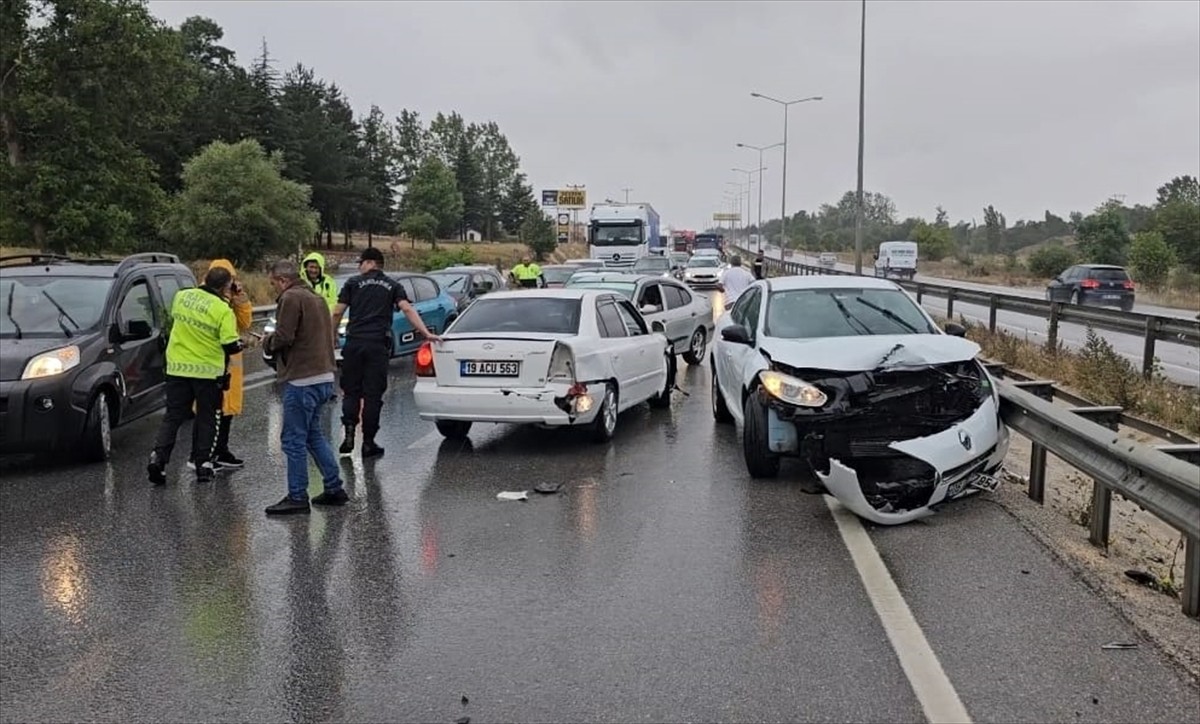 Çorum-Samsun kara yolunda peş peşe meydana gelen iki trafik kazasında 4 kişi yaralandı.