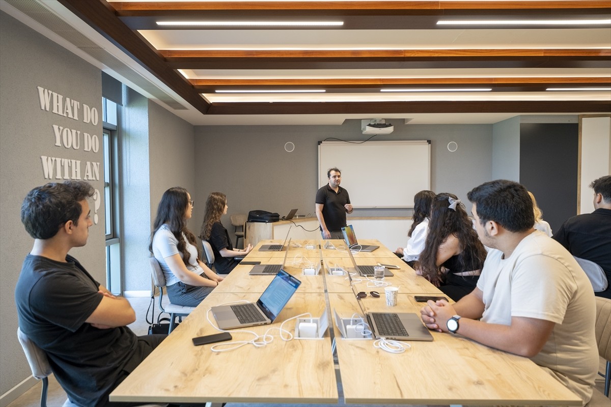 Cumhurbaşkanlığı Dijital Dönüşüm Ofisi koordinasyonunda Cumhurbaşkanlığı Millet Kütüphanesi'nde...