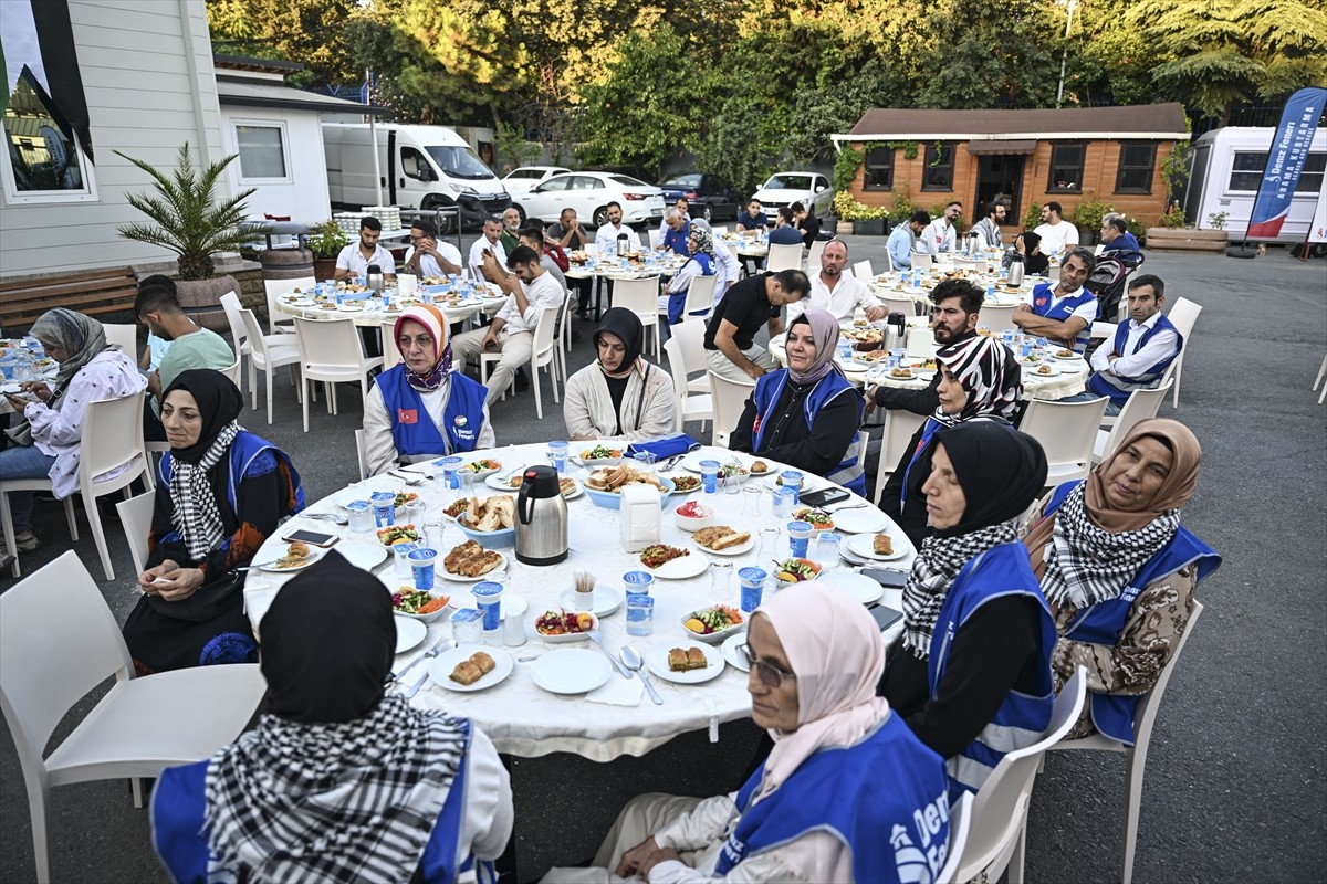 Deniz Feneri Derneği üyeleri, 30 Temmuz Dünya Dostluk Günü kapsamında, Türkiye'de eğitim gören...