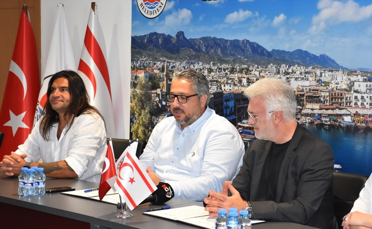 Devlet Tiyatroları (DT) Genel Müdürü Tamer Karadağlı (sağda) ile Girne Belediye Başkanı Murat...