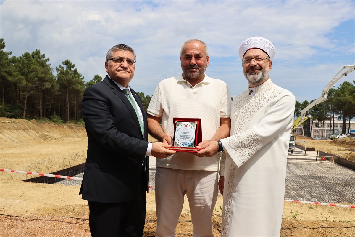 Diyanet İşleri Başkanı Ali Erbaş (sol 5), Sinop Üniversitesi Kampüs Cami temel atma törenine...