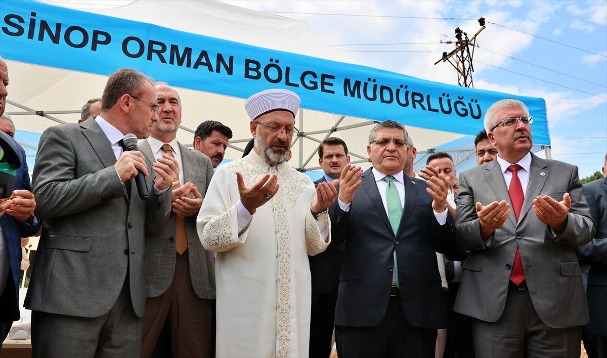 Diyanet İşleri Başkanı Ali Erbaş (sol 5), Sinop Üniversitesi Kampüs Cami temel atma törenine...
