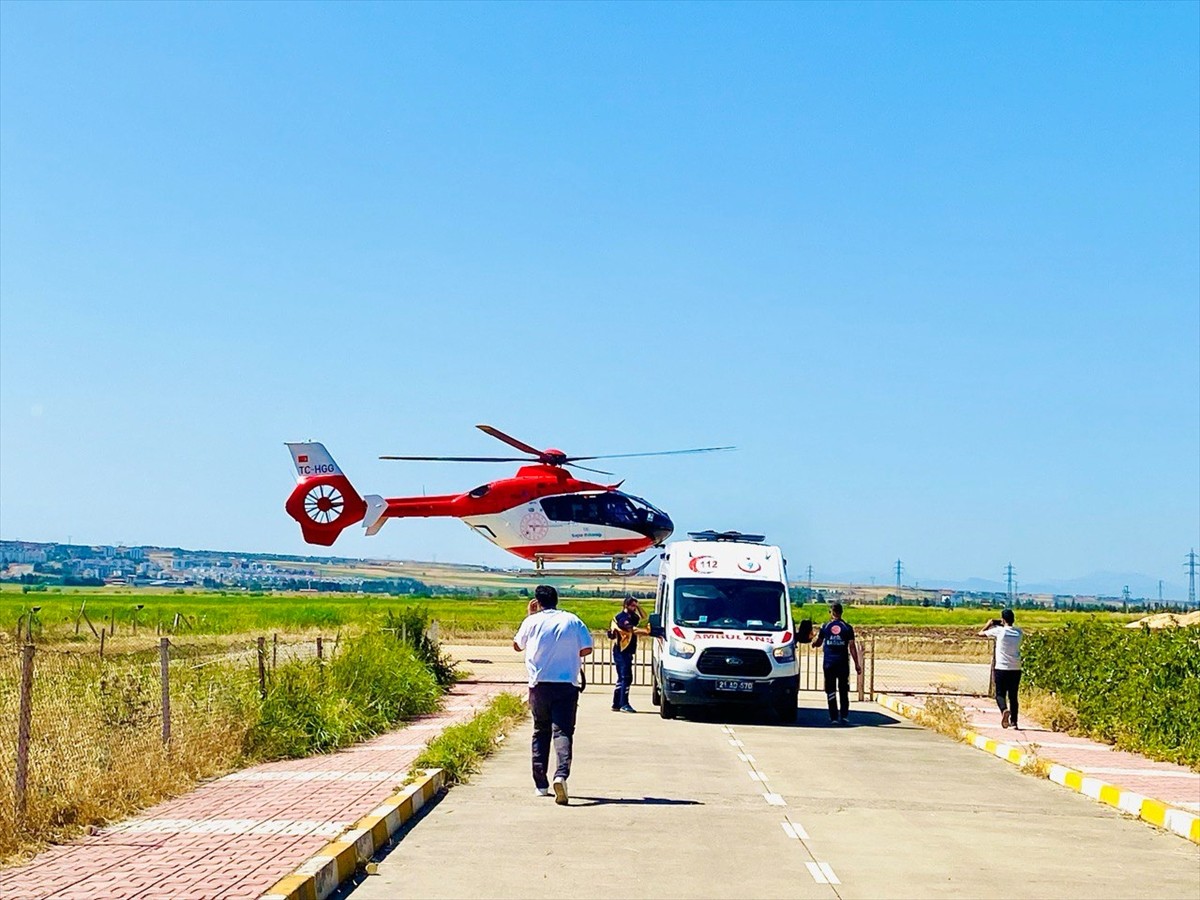 Diyarbakır'ın Kulp ilçesinde kalça kemiği kırılan yaşlı adam ambulans helikopterle hastaneye...