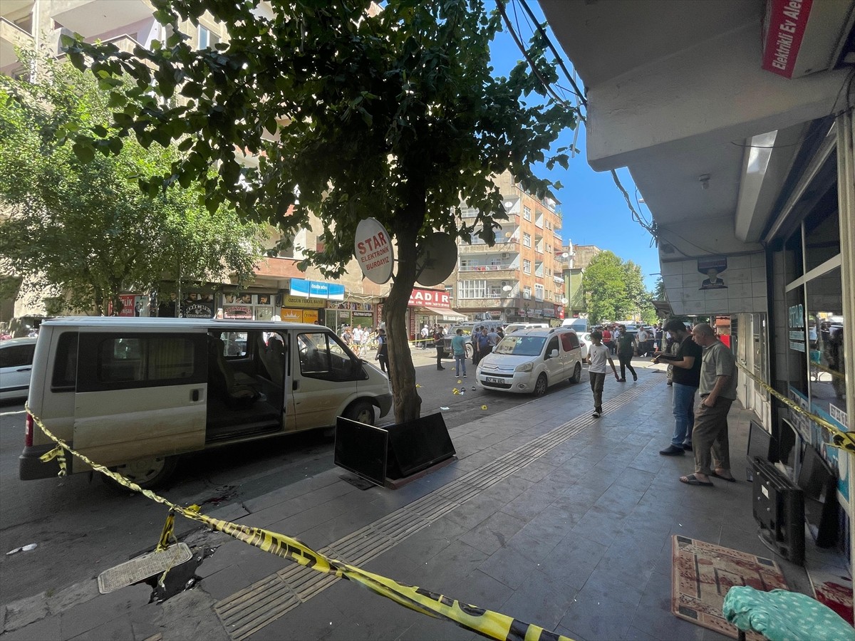 Diyarbakır'ın merkez Yenişehir ilçesinde iki aile arasında çıkan silahlı ve bıçaklı kavgada 1'i...