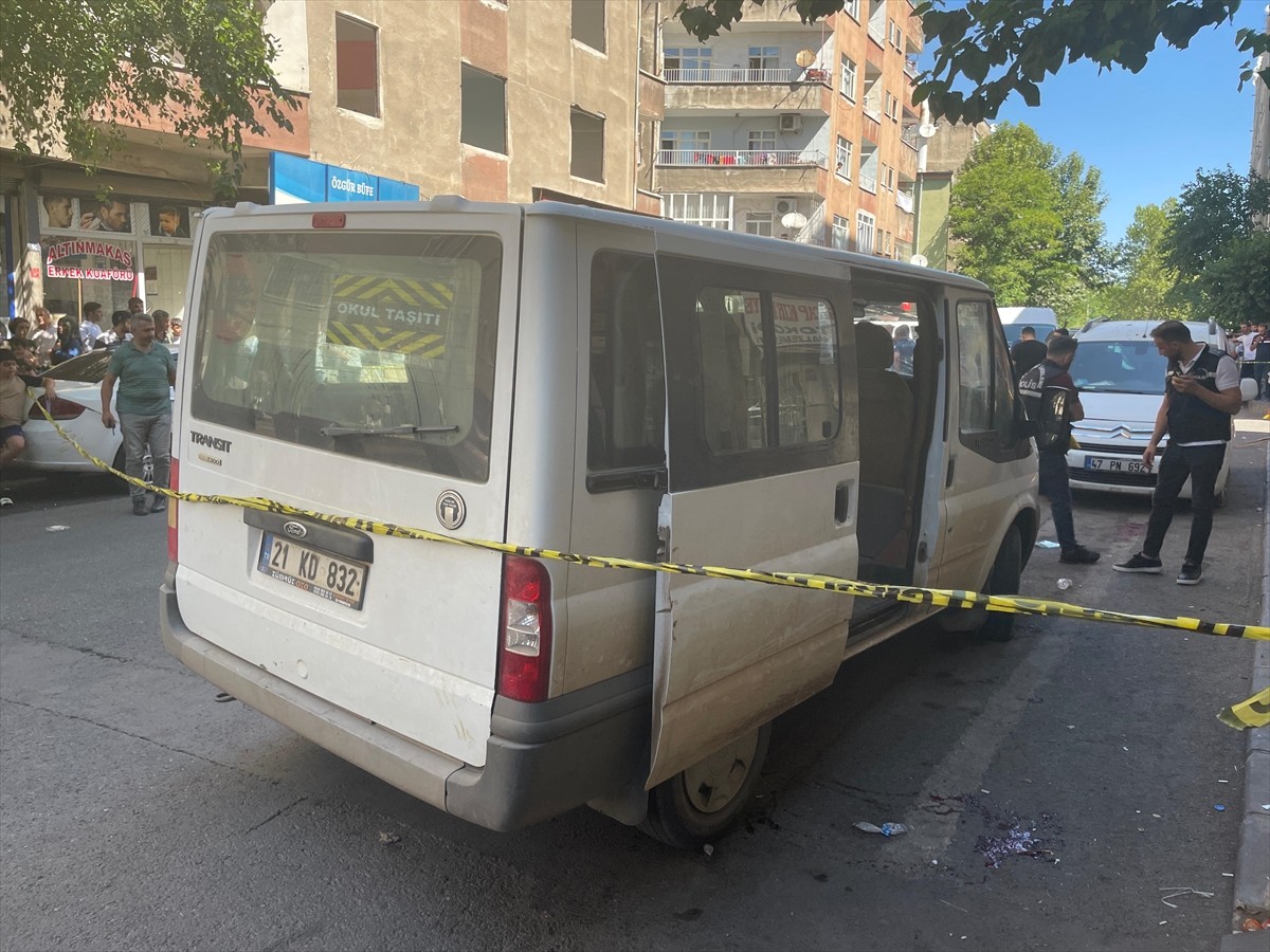 Diyarbakır'ın merkez Yenişehir ilçesinde iki aile arasında çıkan silahlı ve bıçaklı kavgada 1'i...