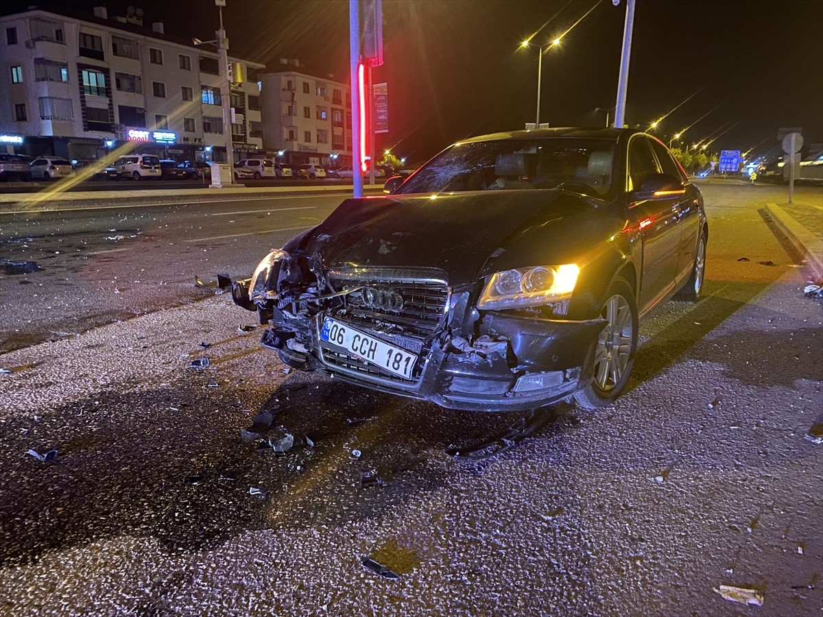  Düzce'de 2 otomobil 1 cipin karıştığı zincirleme kazada 7 kişi yaralandı.