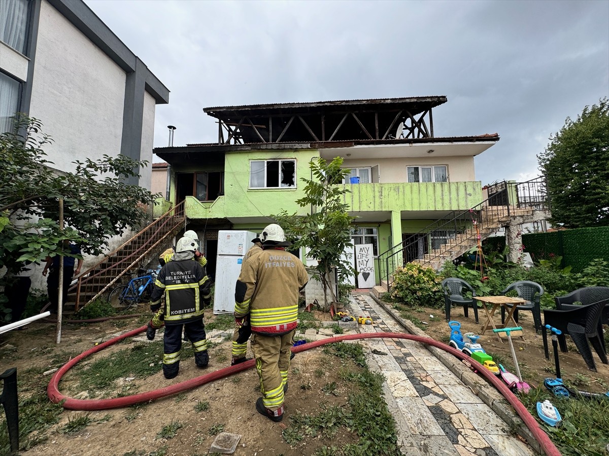 Düzce'de müstakil evde çıkan yangında dumandan etkilenen 2'si çocuk 5 kişi hastaneye...