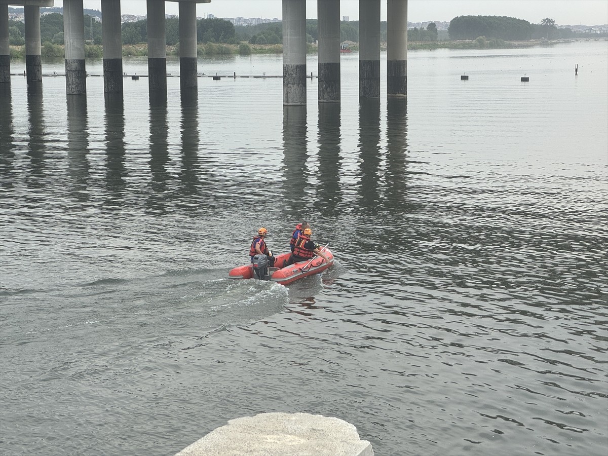 Edirne'de serinlemek için Meriç Nehri'ne giren 3 gençten 2'si kayboldu. Olay yerine polis...