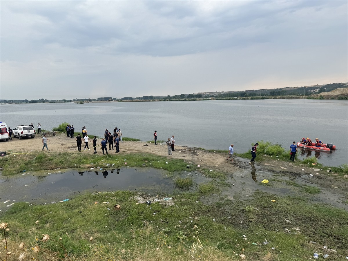Edirne'de serinlemek için Meriç Nehri'ne giren 3 gençten 2'si kayboldu. Olay yerine polis...