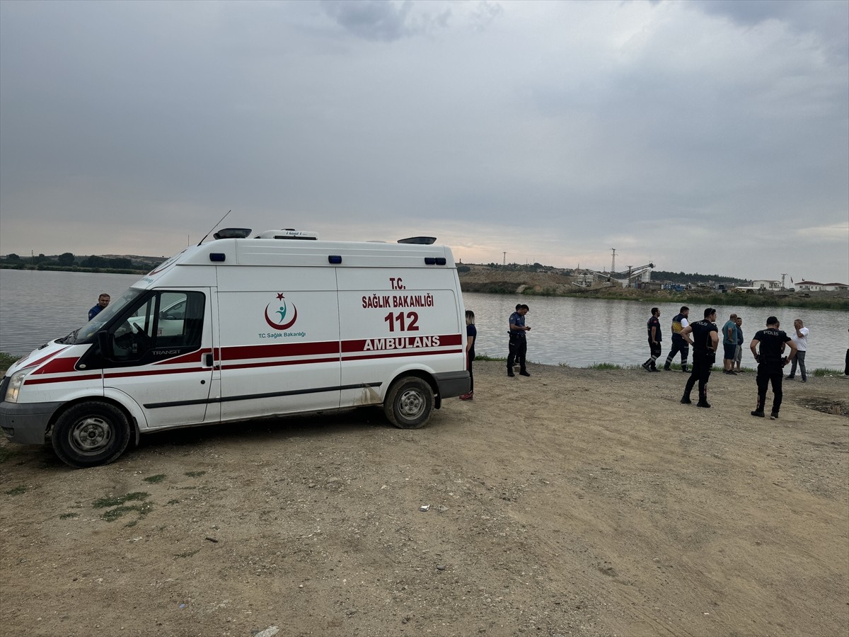 Edirne'de serinlemek için Meriç Nehri'ne giren 3 gençten 2'si kayboldu. Olay yerine polis...